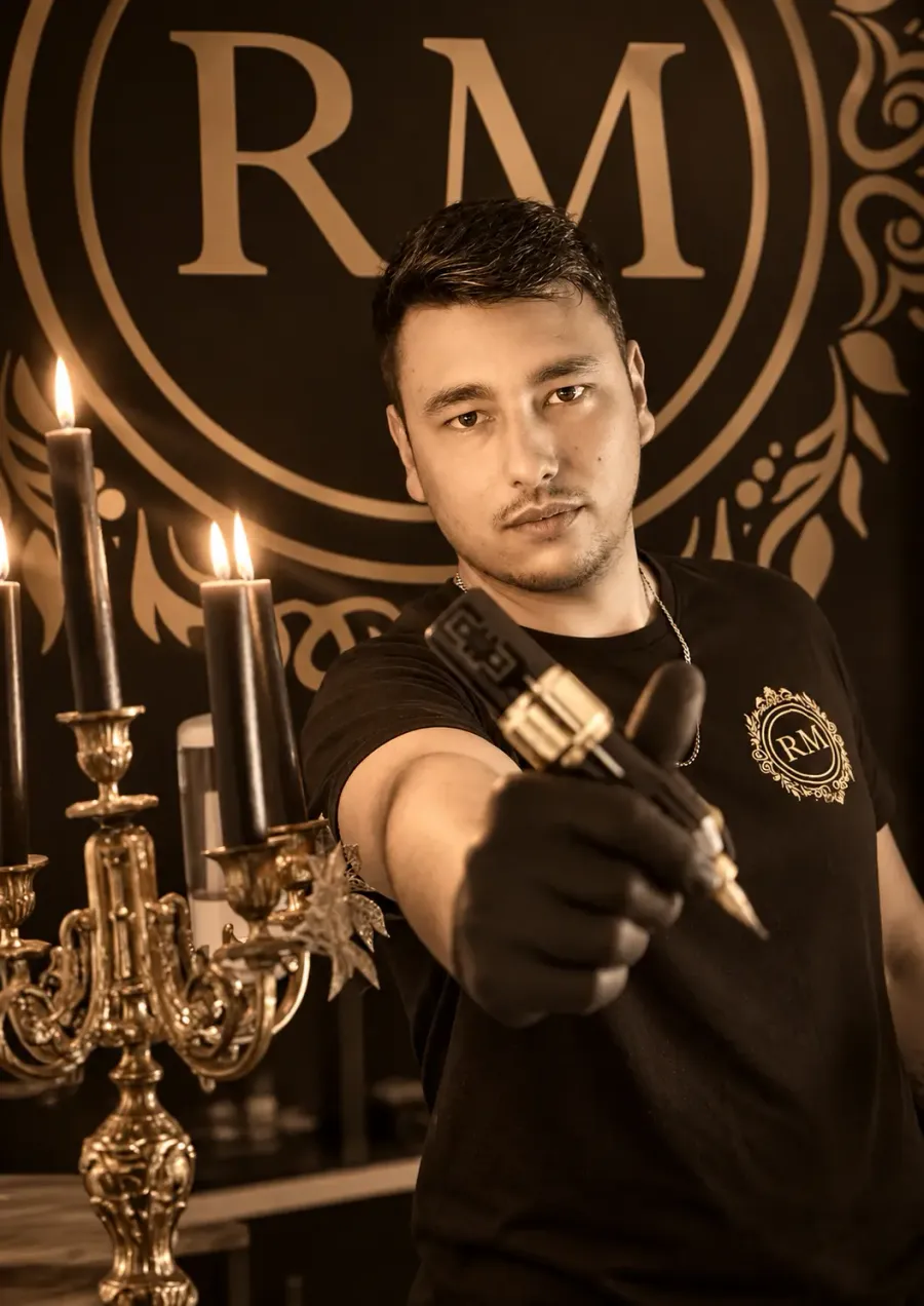 Roberto Muñiz, tatuador y fundador de Estudio RM Tattoo en Sevilla, con su máquina de tatuar